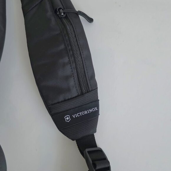 VICTORINOX SLING BAG! ๐๐๐ - Picture 9 of 16